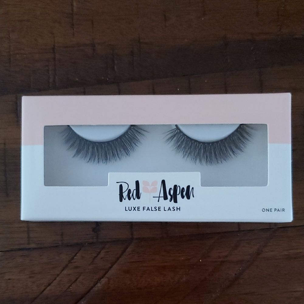 NIB Red Aspen Luxe False Lashes - Camille